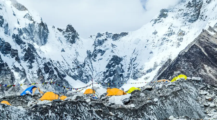 Why trekkers cant stay at everest base camp - EBC covered in snow